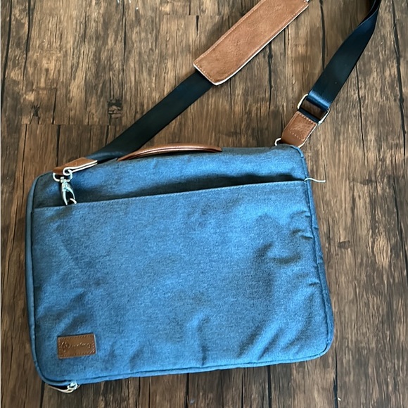 Laptop case - Picture 1 of 3